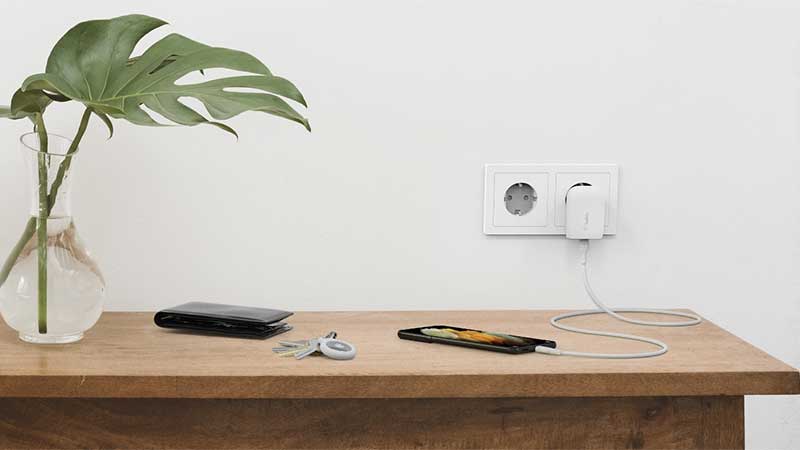 Belkin Chargeur secteur portatif USB-C 30 W avec câble USB-C vers USB-C - Blanc