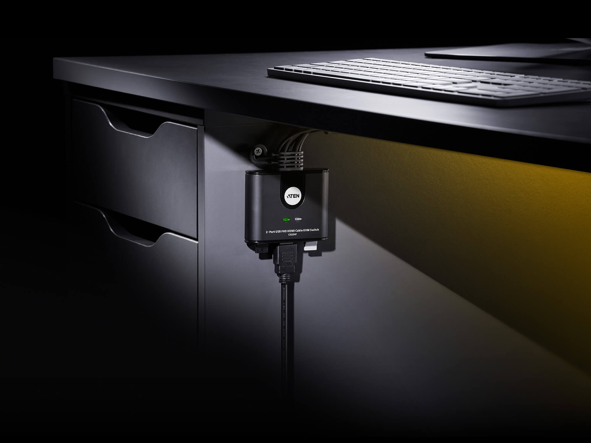 kvm crocheté à un bureau pour quil ne prenne aps de place sur lespace de travail.jpg